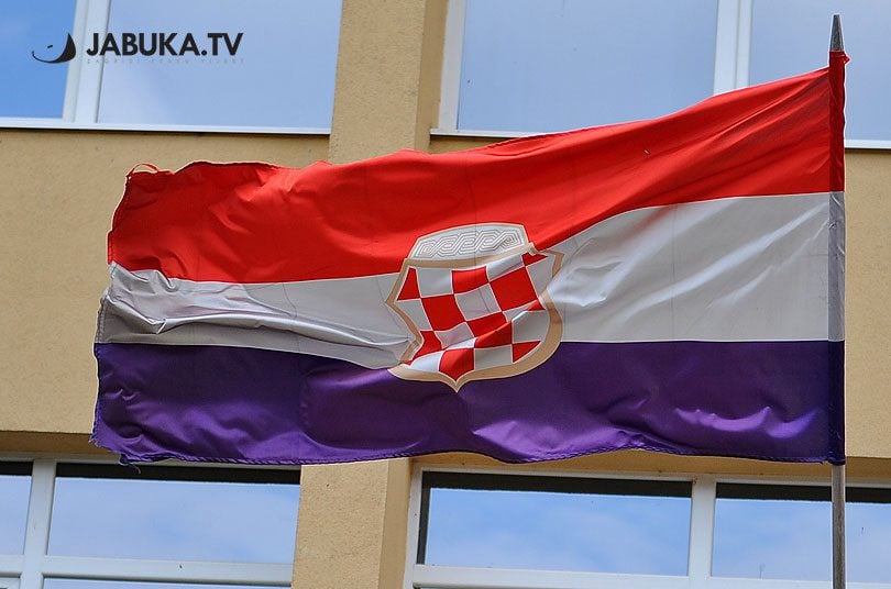 Zastava Herceg Bosne ispred županije zapadnohercegovačke